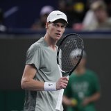 Jannik Sinner a remporté le 17e titre de sa carrière à Shanghai. KEYSTONE/AP/Andy Wong